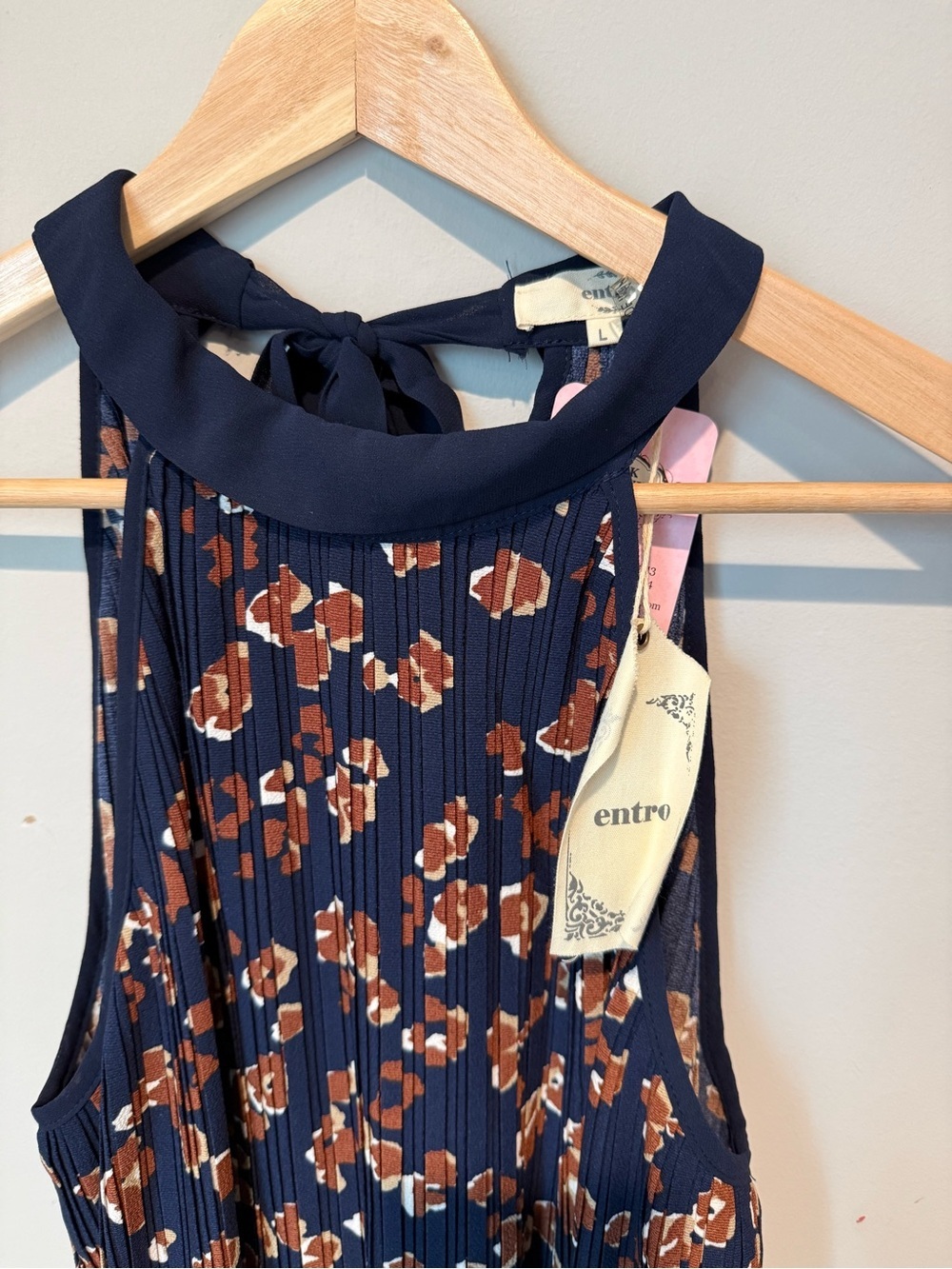 NWT Entro Navy Floral Pleated Animal Print Sleeveless Swing Tunic Top with Tie - Picture 2 of 3